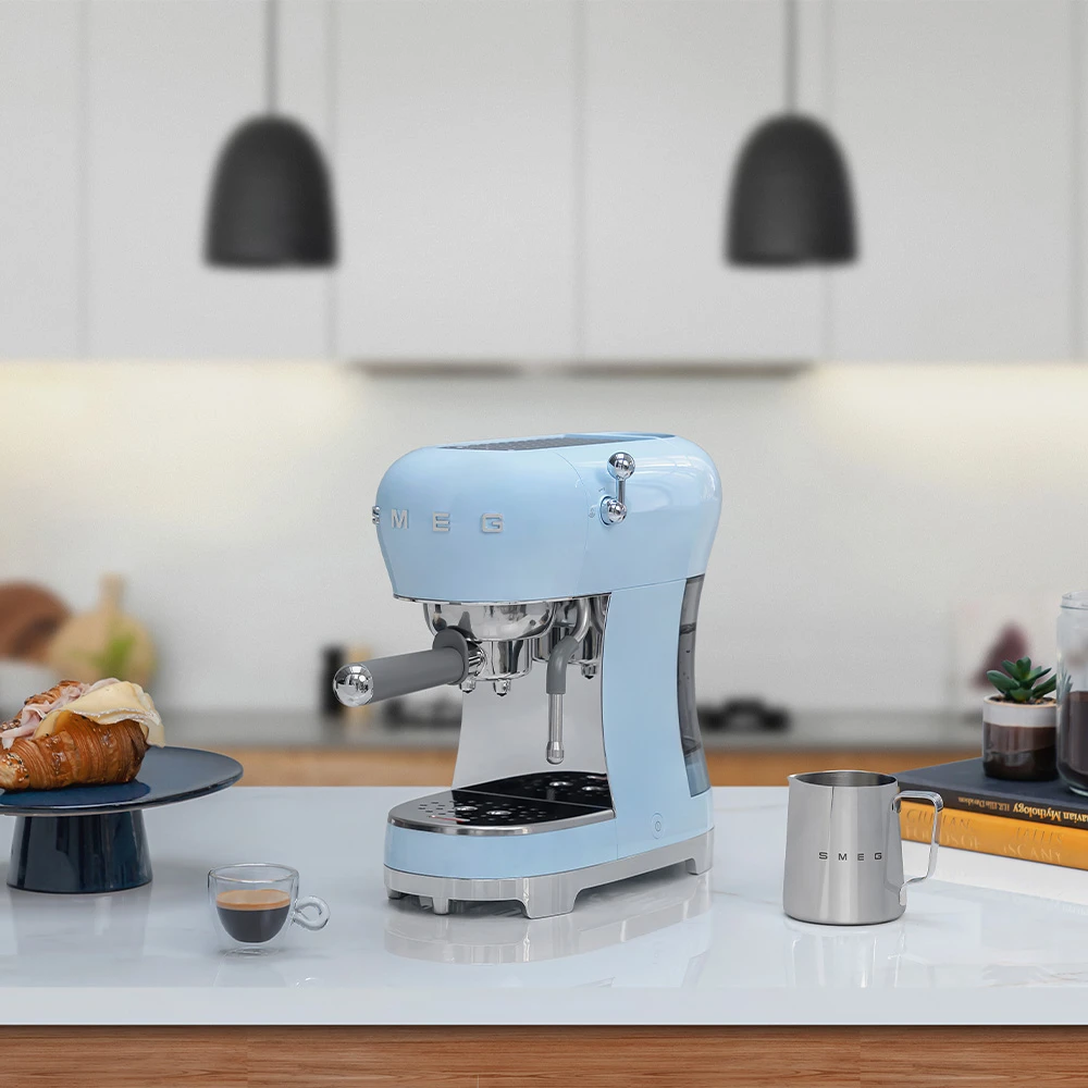 Smeg Pastel Mavi Espresso Kahve Makinesi ECF02PBEU 4